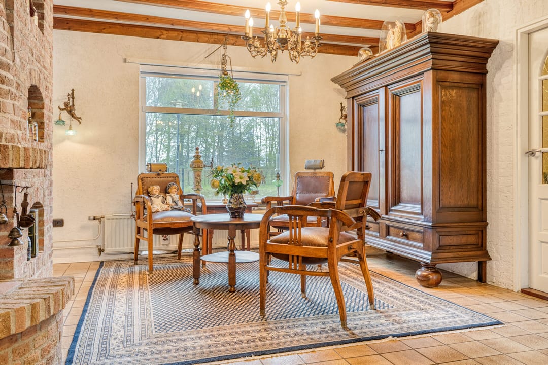Detached home with spacious garden and renovation potential — 13