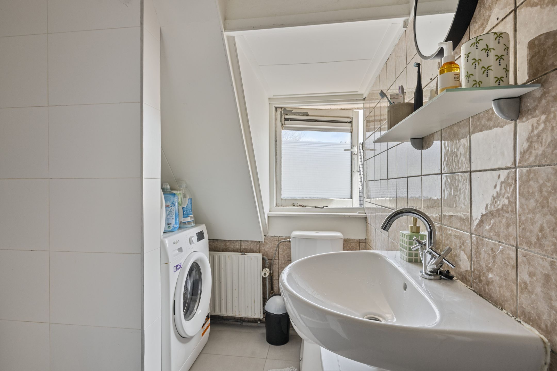 Spacious 1930s Upper Apartment with 4 Bedrooms in Popular Bloemenbuurt — 17