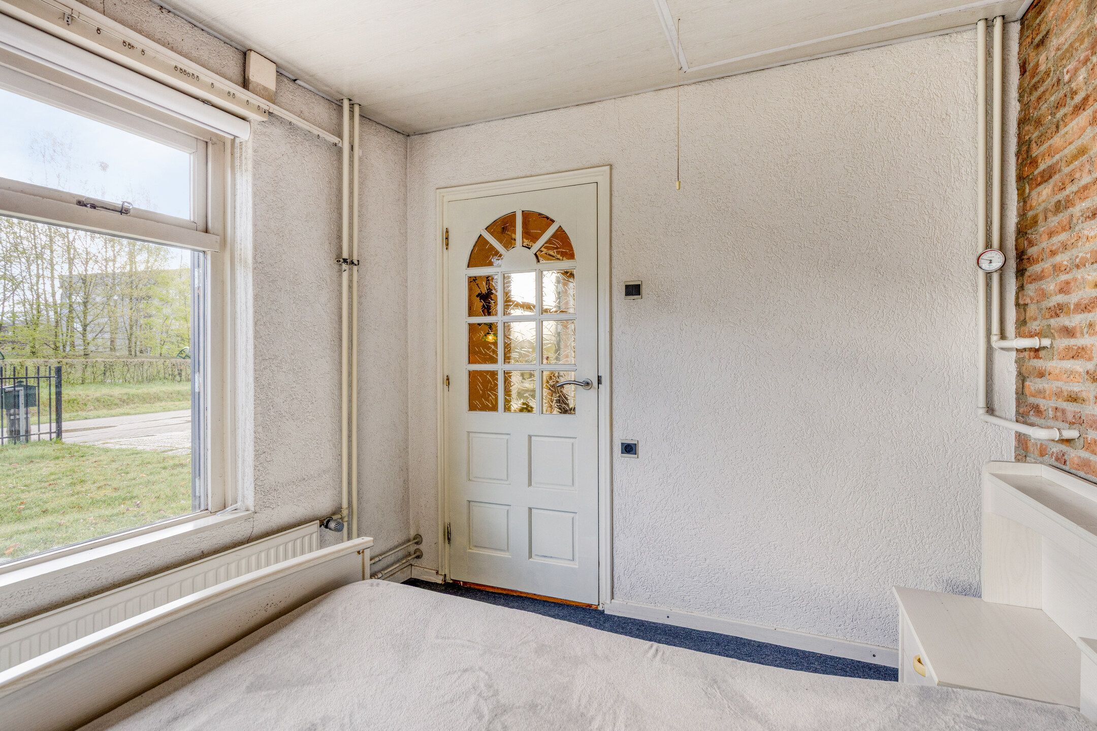 Detached home with spacious garden and renovation potential — 15