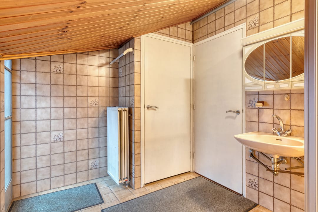 Detached home with spacious garden and renovation potential — 16