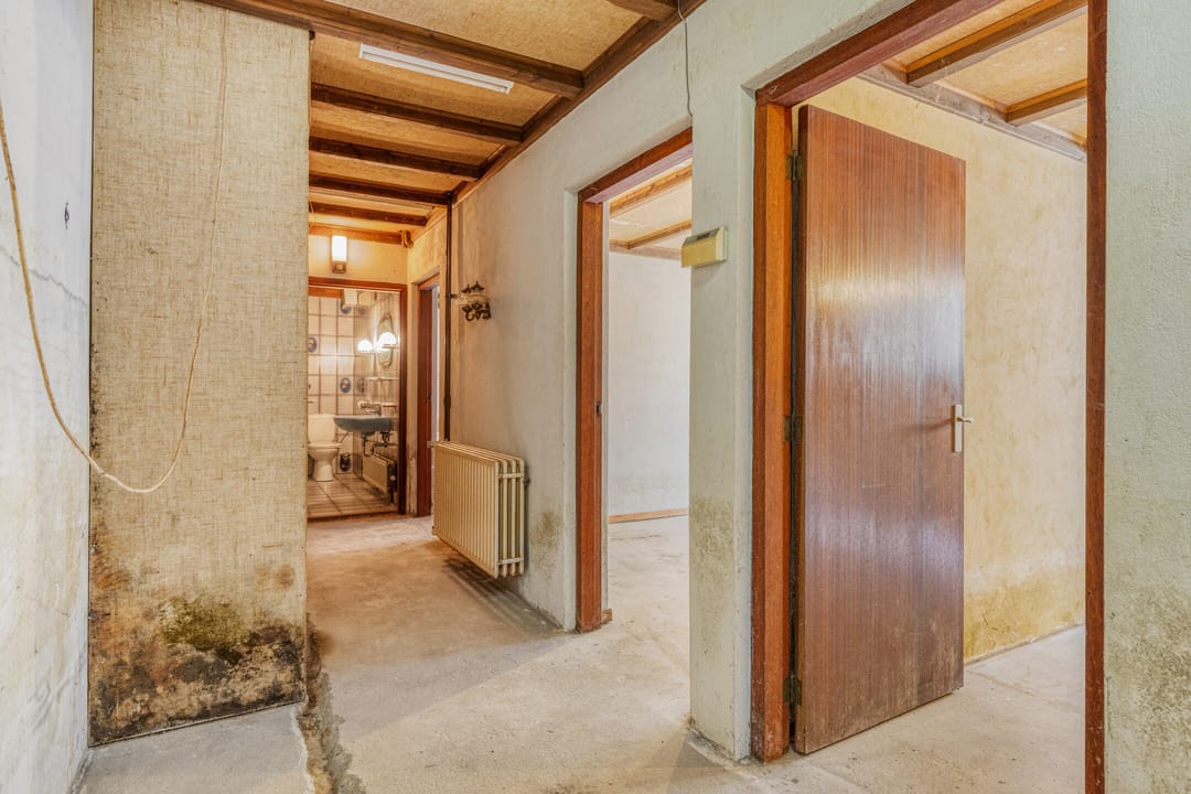 Detached home with spacious garden and renovation potential — 17