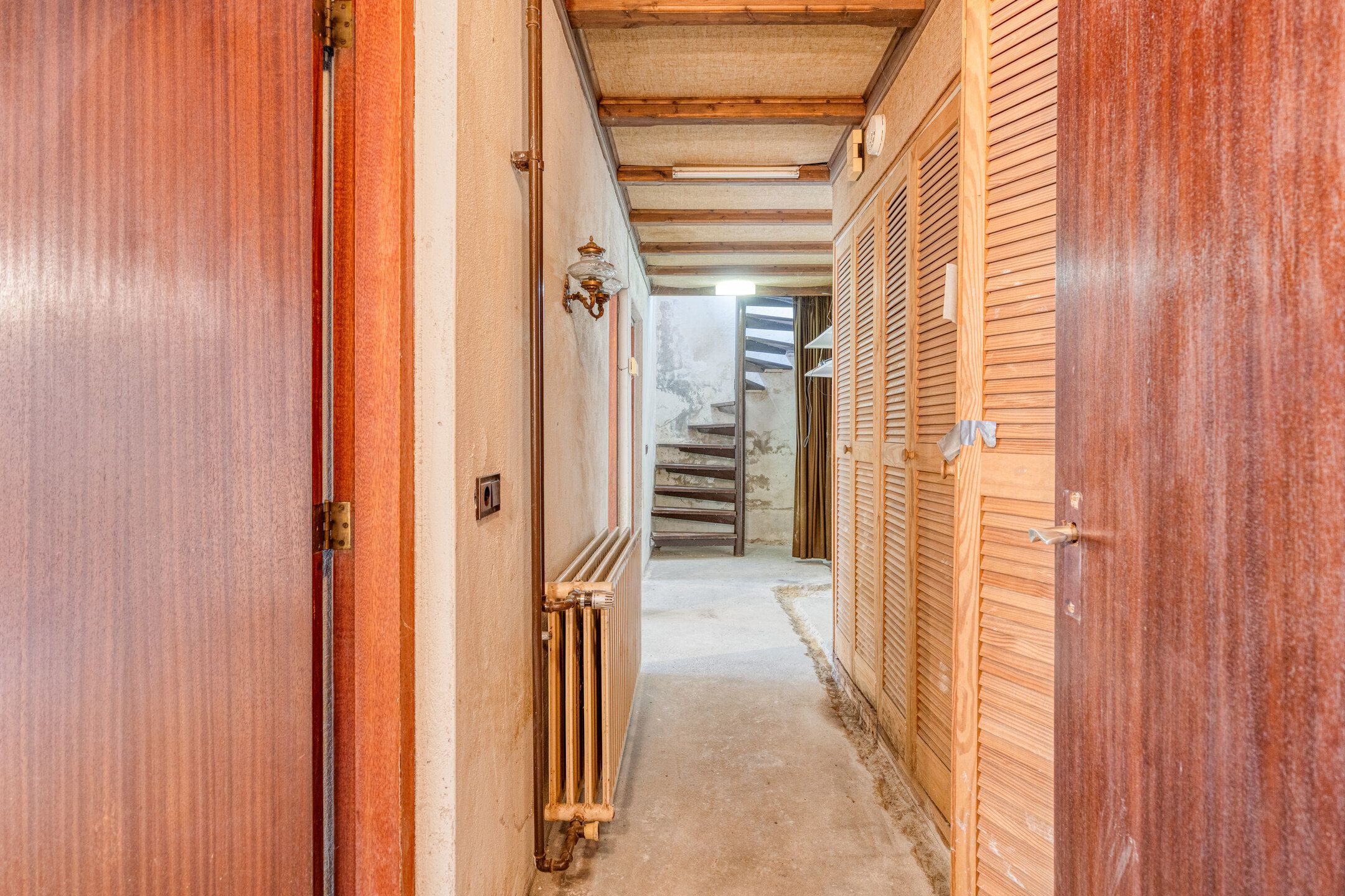Detached home with spacious garden and renovation potential — 18