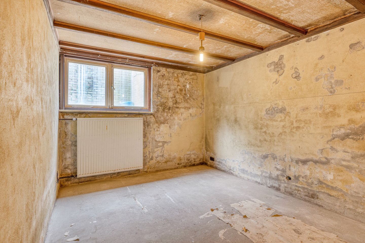 Detached home with spacious garden and renovation potential — 19