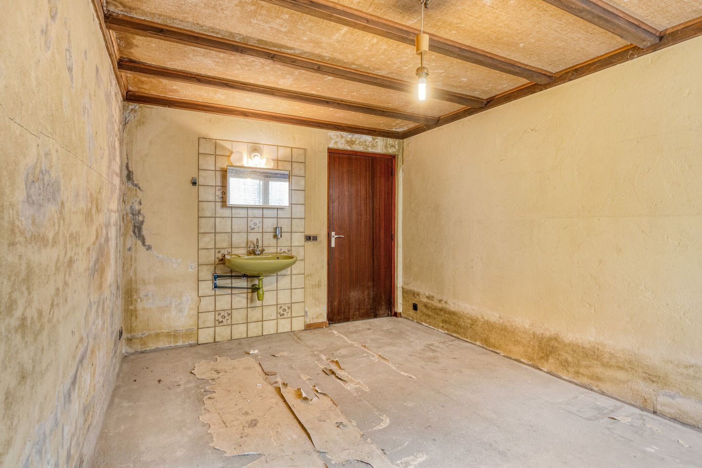Detached home with spacious garden and renovation potential — 20