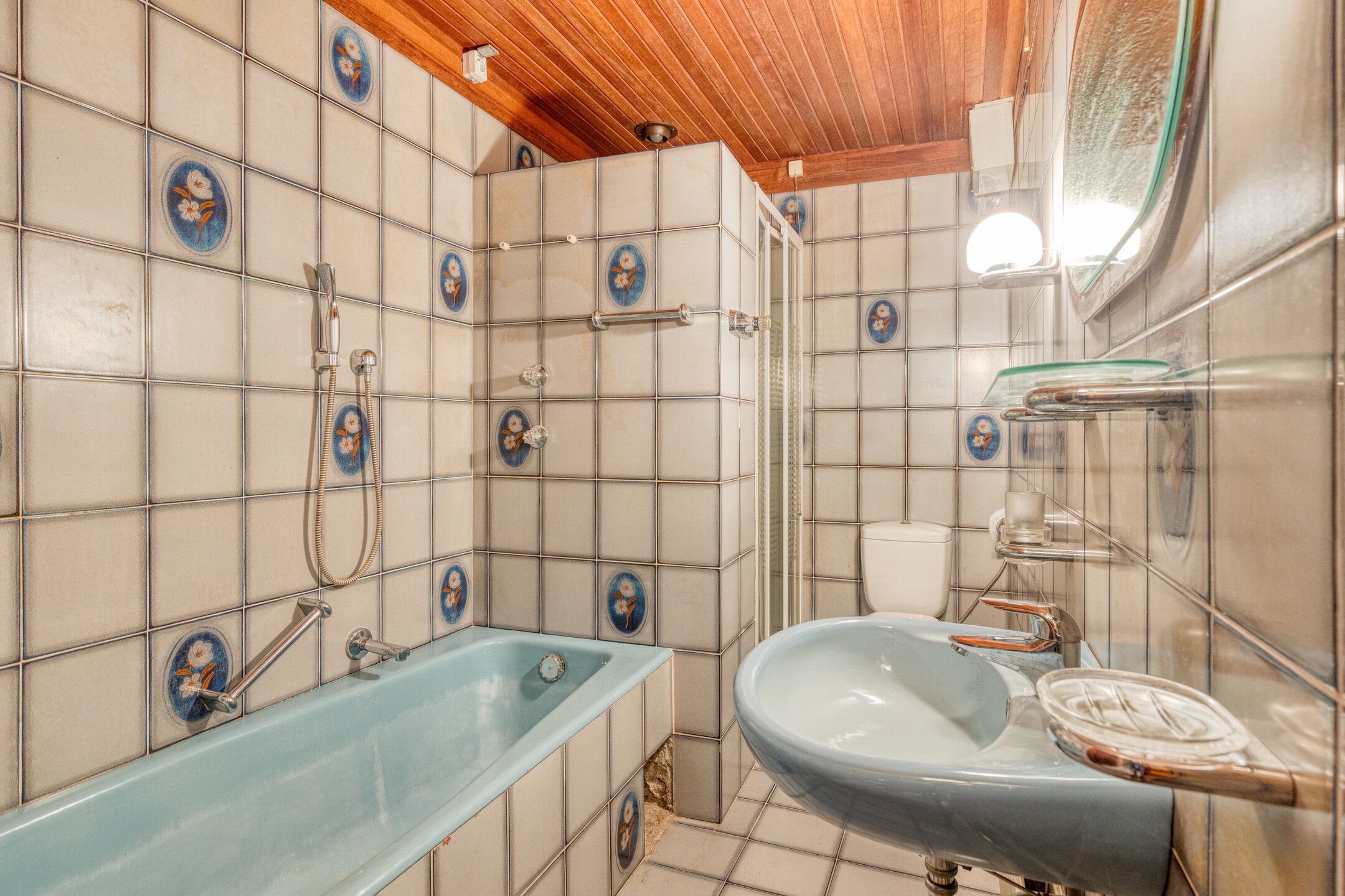 Detached home with spacious garden and renovation potential — 21