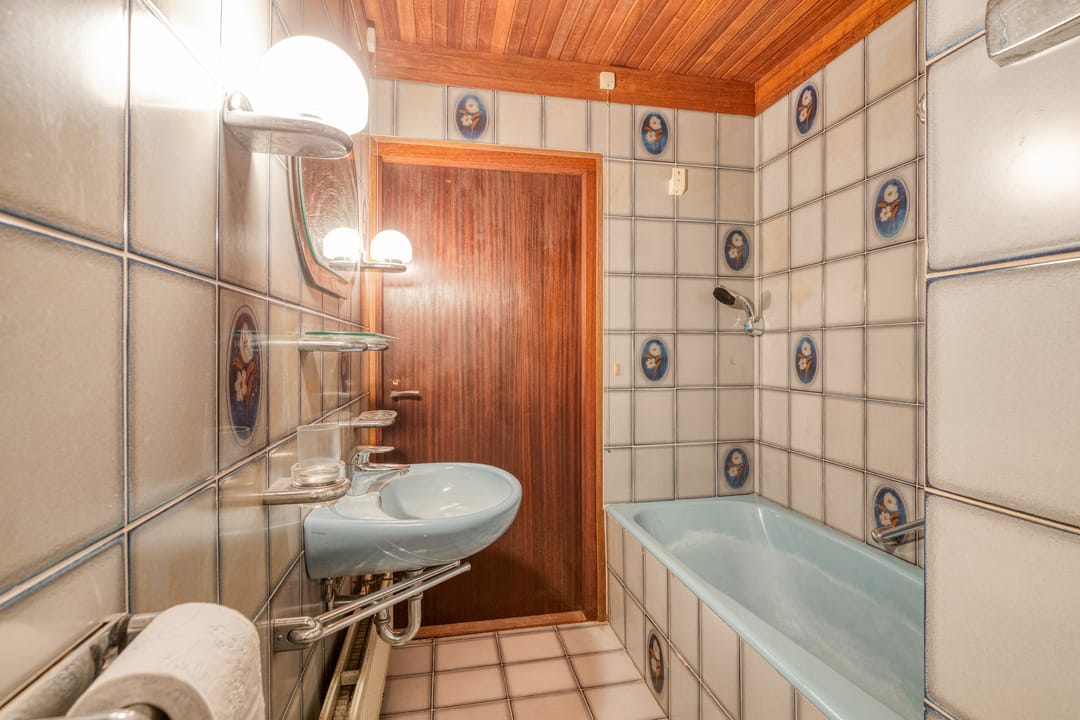 Detached home with spacious garden and renovation potential — 22