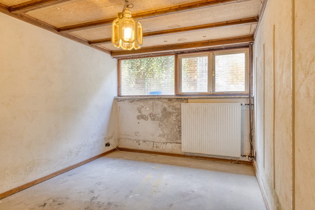 Detached home with spacious garden and renovation potential — 23