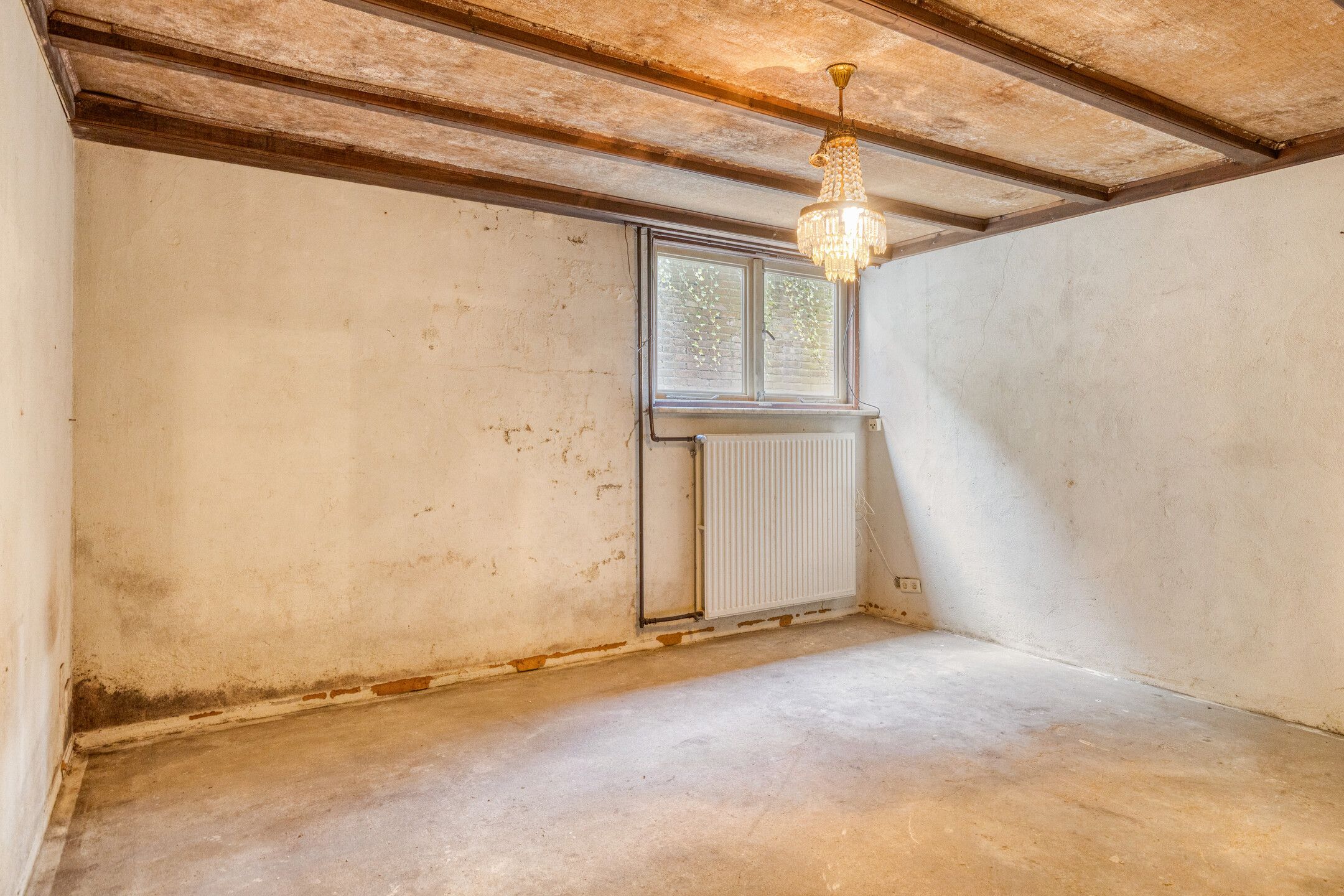 Detached home with spacious garden and renovation potential — 24