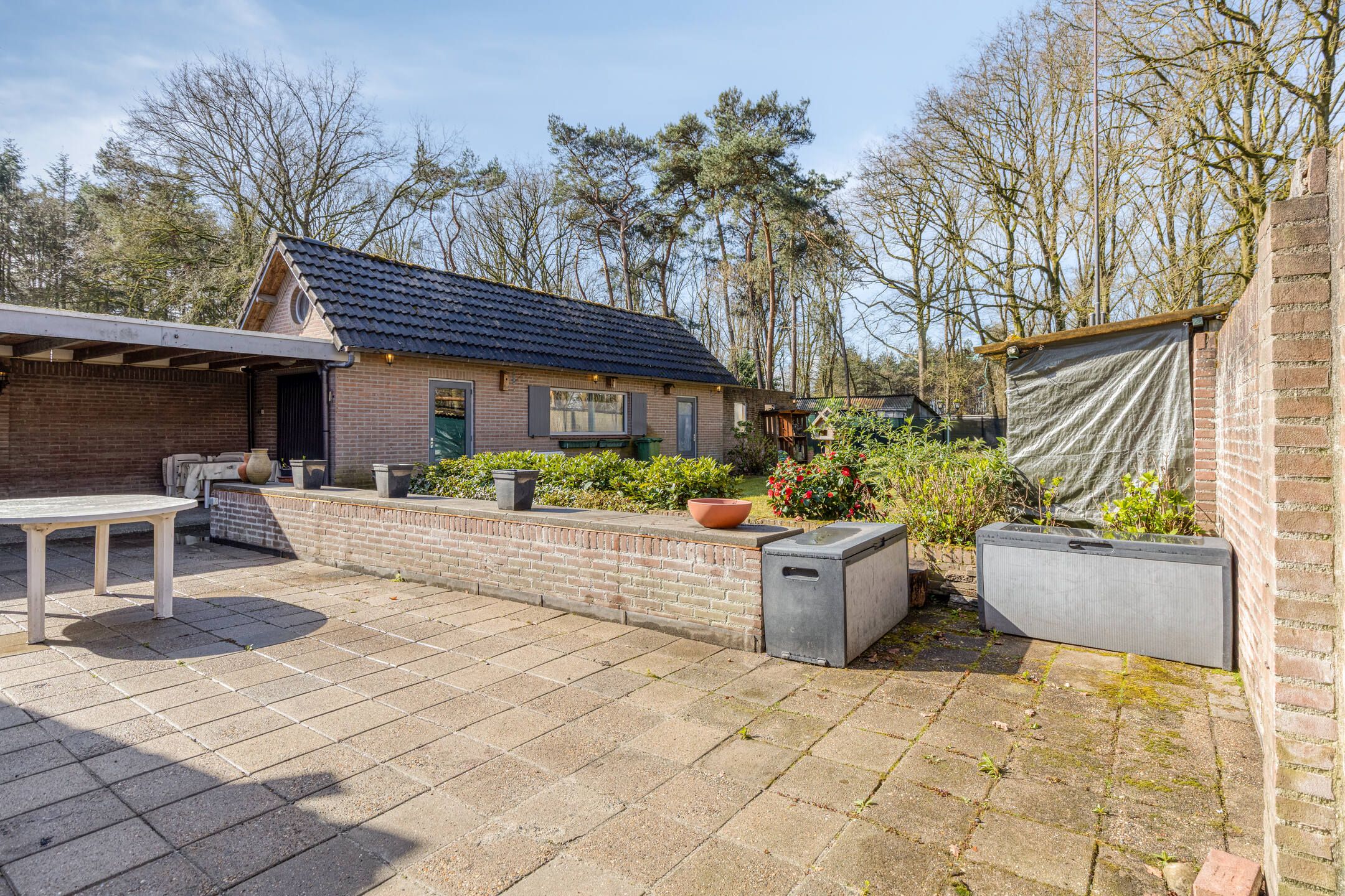 Detached home with spacious garden and renovation potential — 27