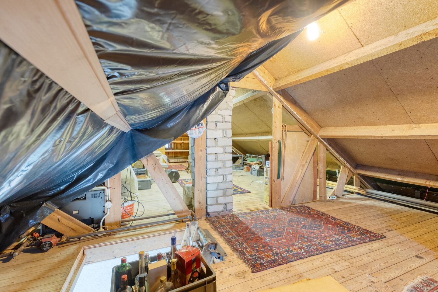 Detached home with spacious garden and renovation potential — 25
