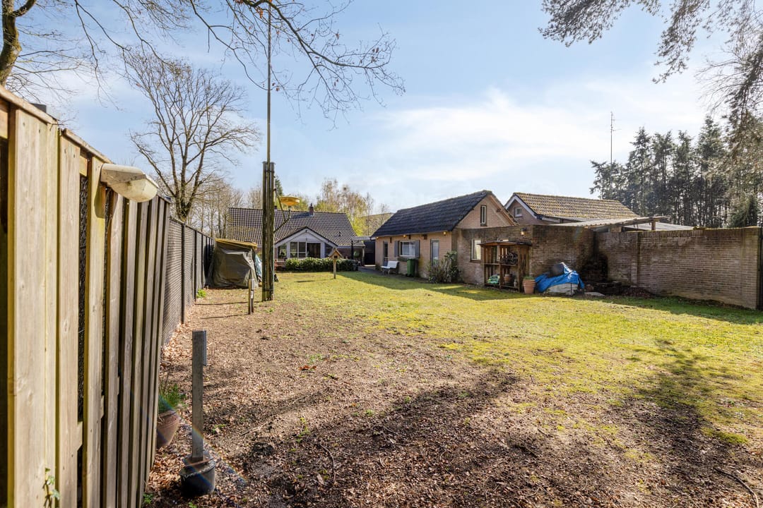 Detached home with spacious garden and renovation potential — 31