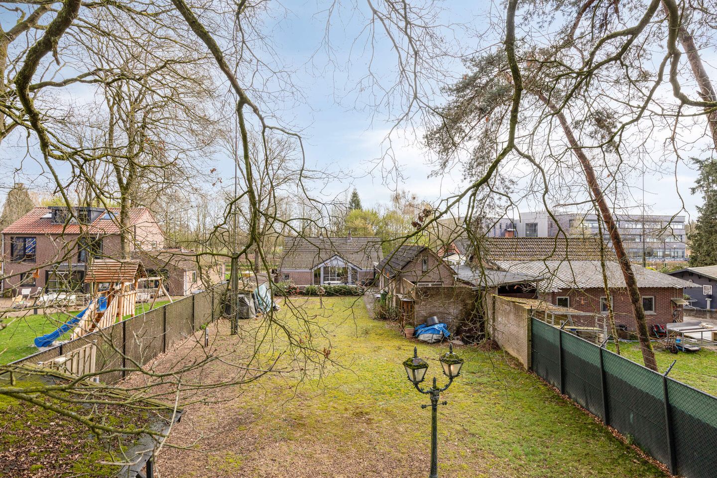 Detached home with spacious garden and renovation potential — 34