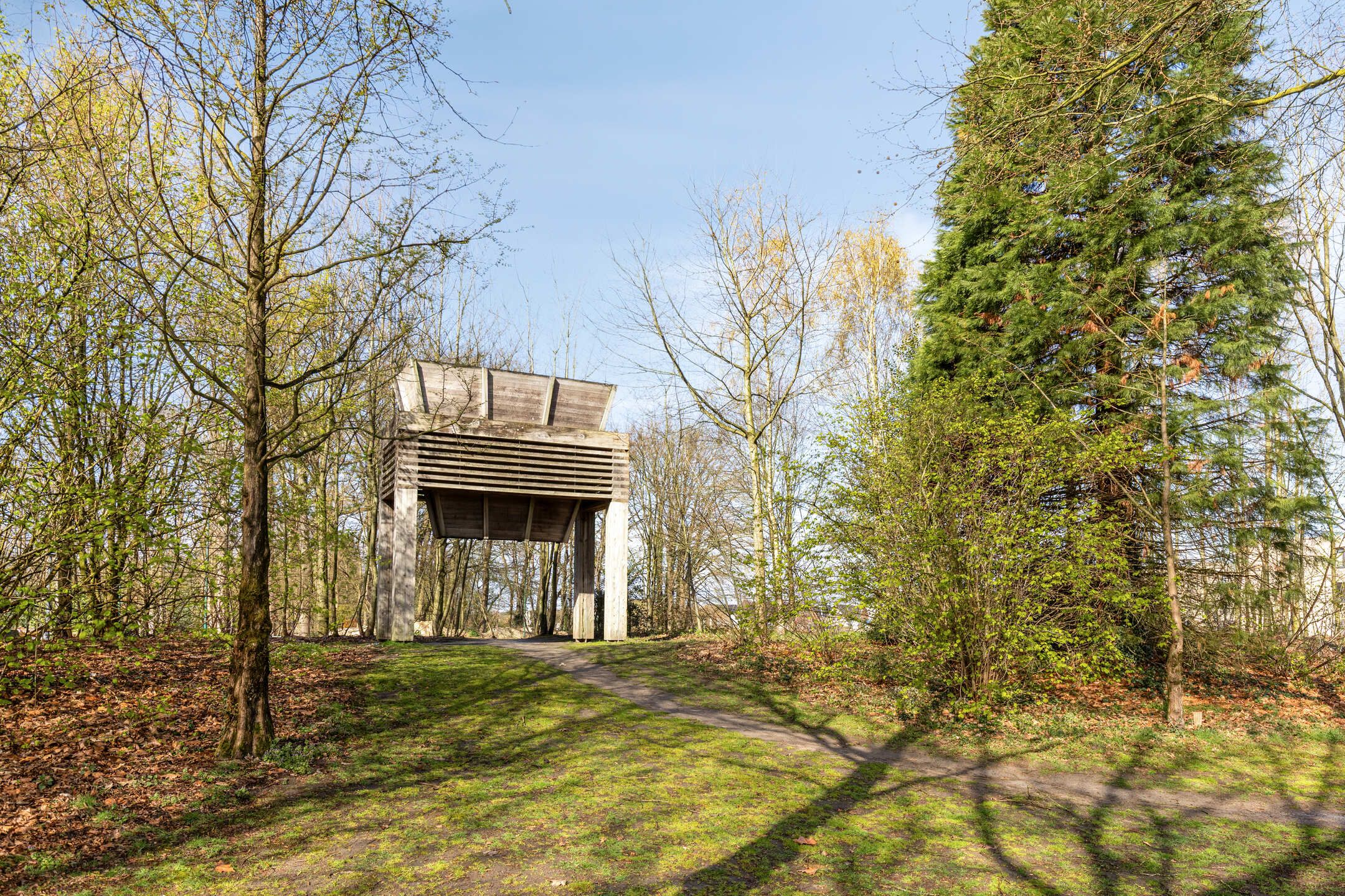 Detached home with spacious garden and renovation potential — 45