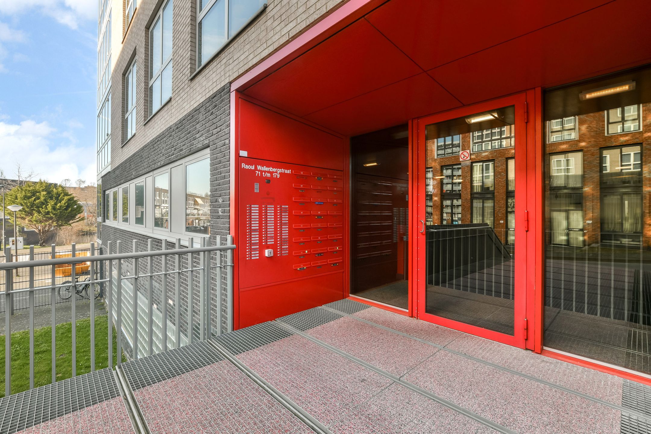 Luxurious Penthouse with Panoramic Views in Amsterdam Zuidoost — 24