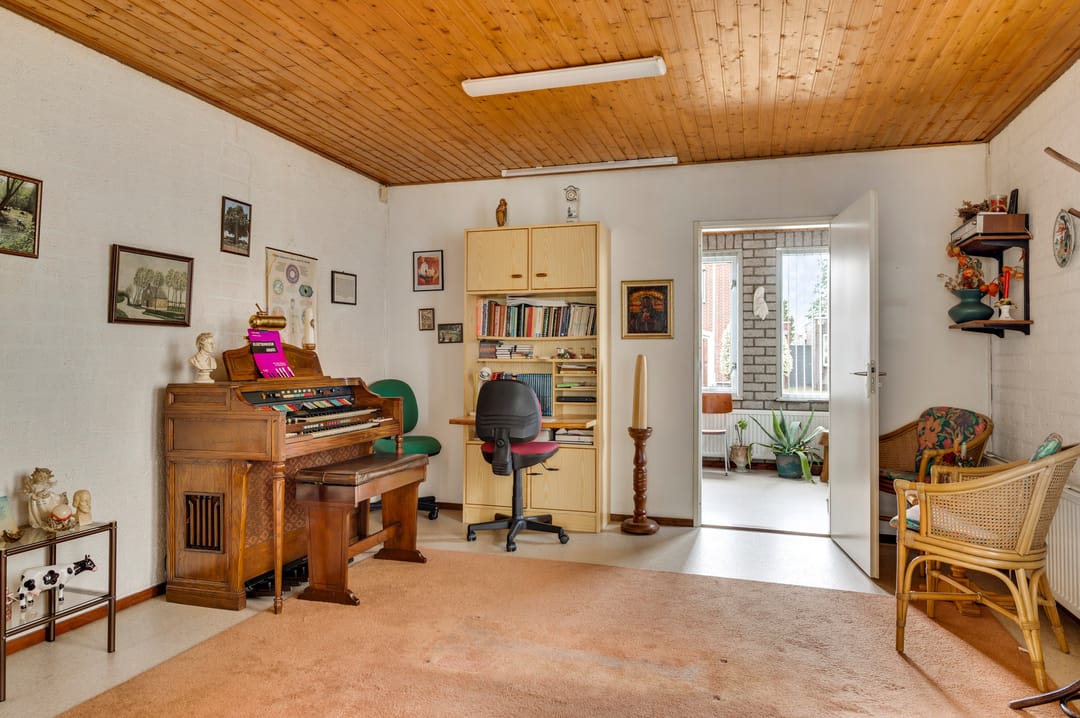 Spacious Semi-Detached Home with Office Space in Nederweert — 17