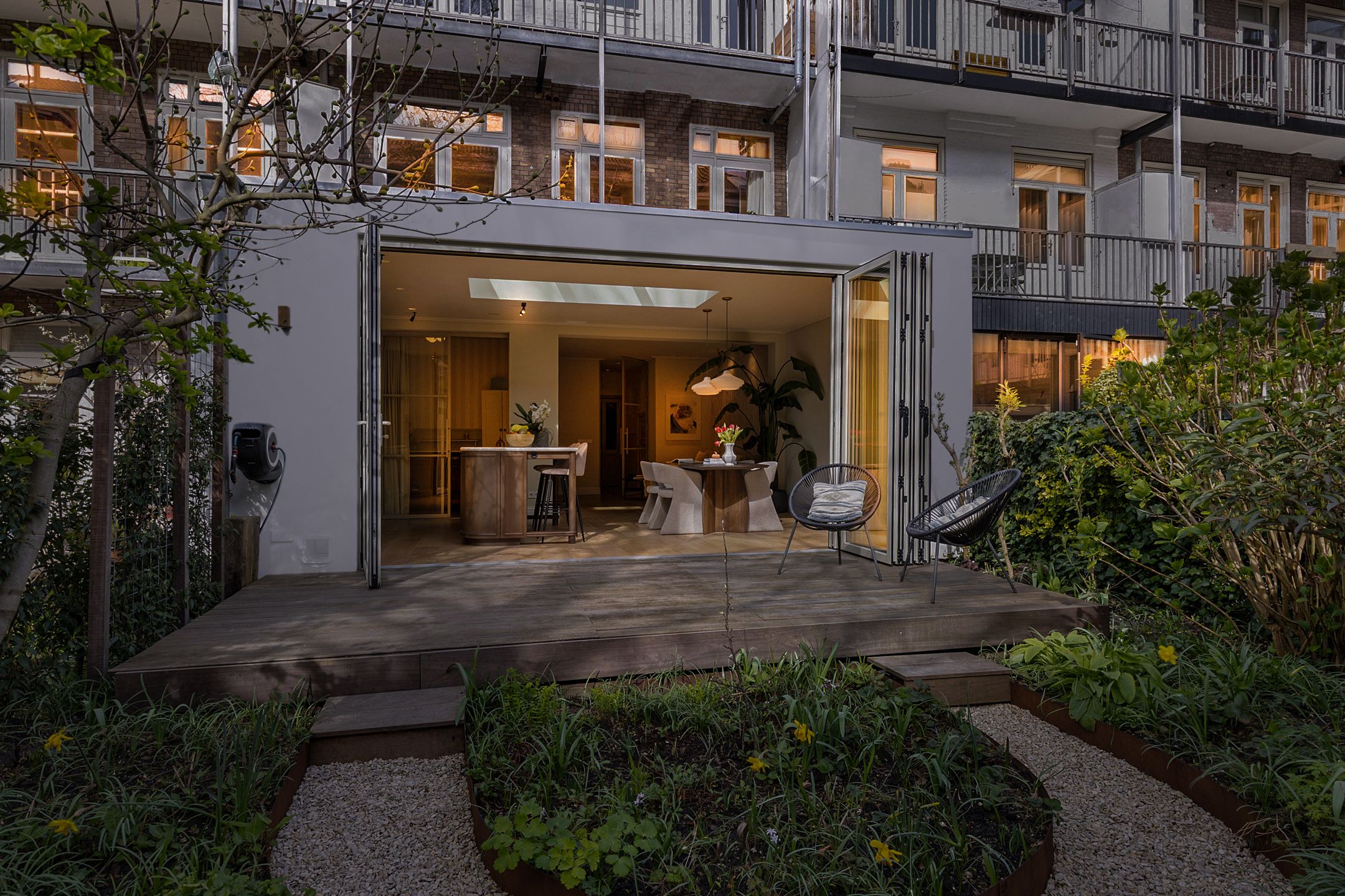 High-end renovated ground floor apartment with sunny garden and garden house in Hoofddorppleinbuurt — 25