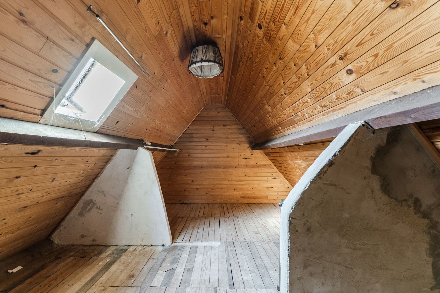 Semi-Detached Home with Garage and Renovation Potential in Zeeland — 31