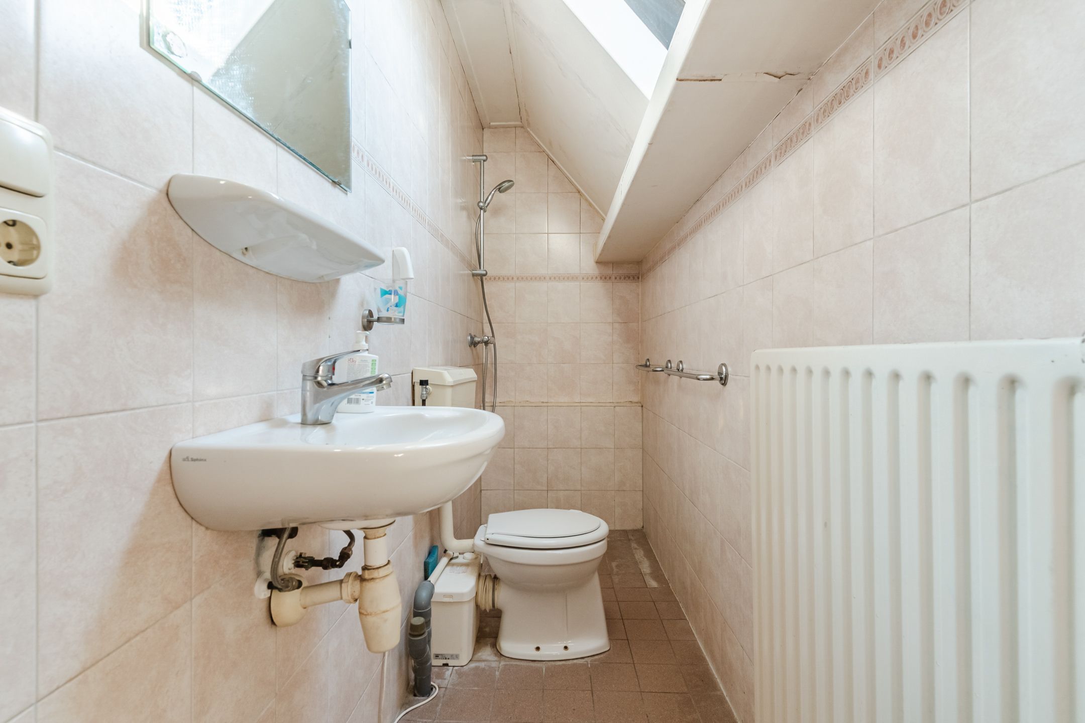 Semi-Detached Home with Garage and Renovation Potential in Zeeland — 24