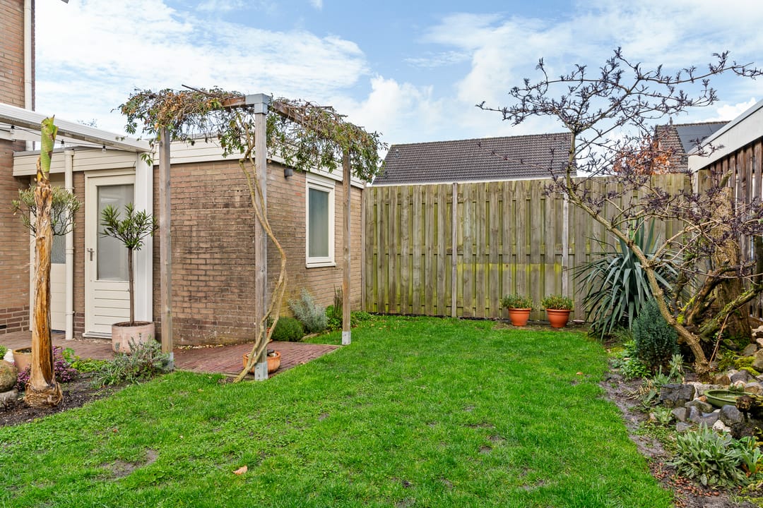 Modernized Semi-Detached Home with Veranda, Carport and Private Driveway in Quiet Location — 27