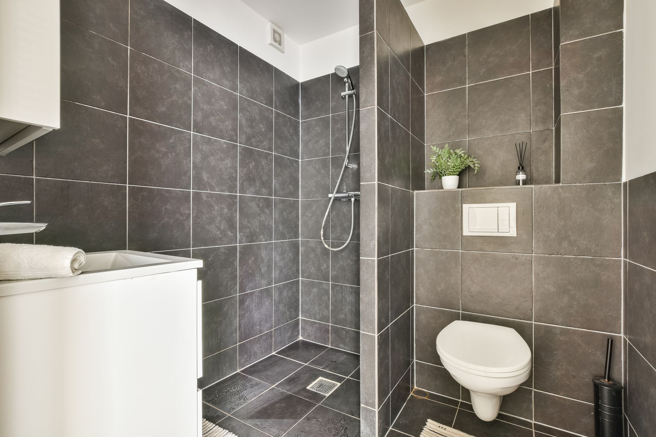 Bright Corner Apartment with Sarphatipark Views in De Pijp — 15