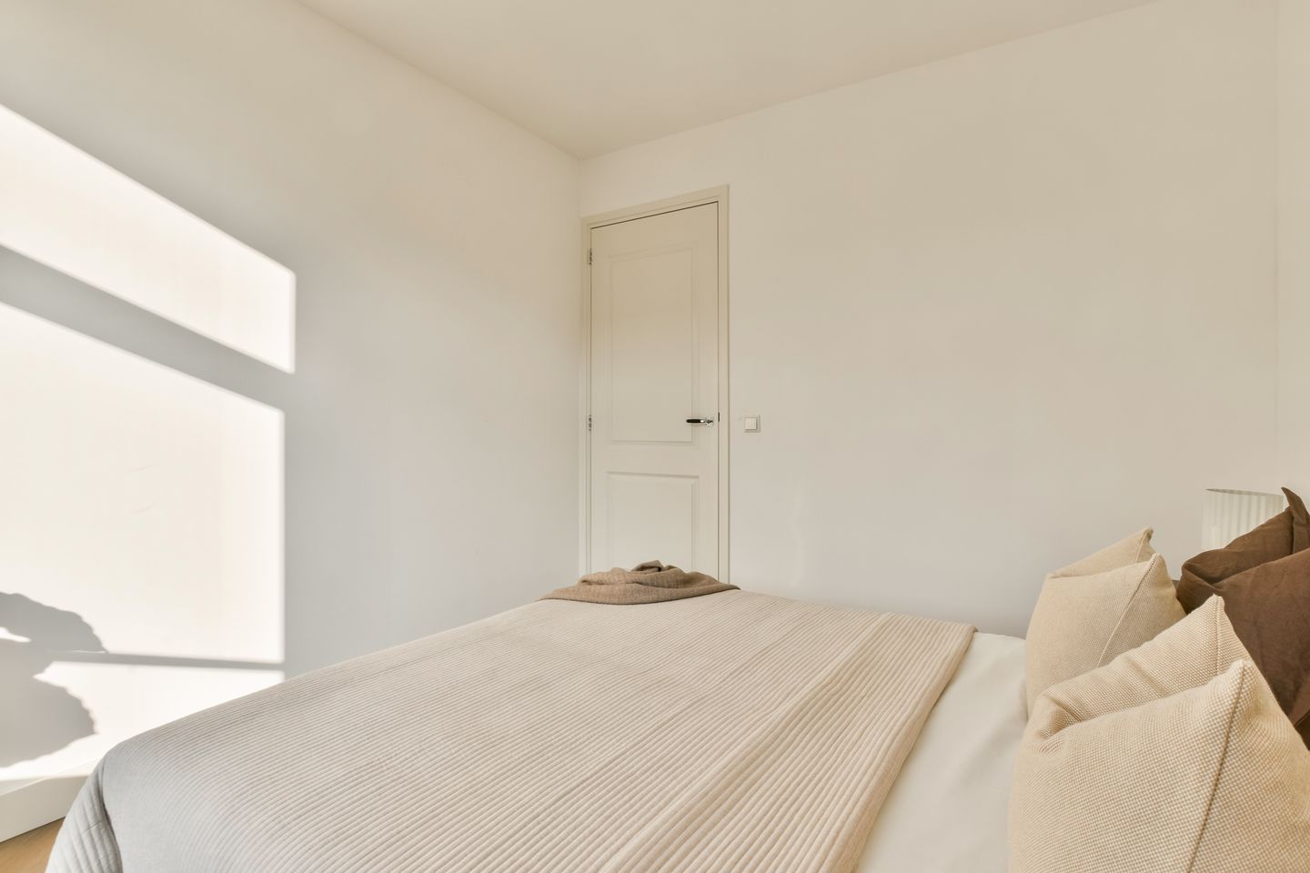 Bright Corner Apartment with Sarphatipark Views in De Pijp — 14