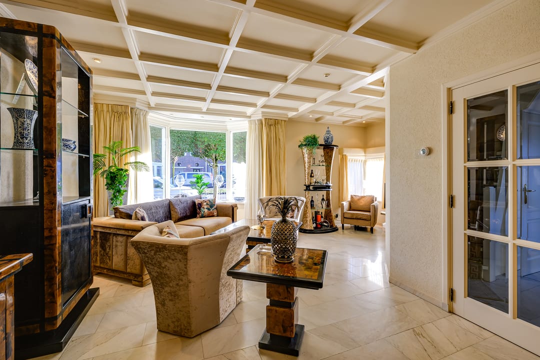 Characterful 1930s Semi-Detached Home with Versatile Annex Building Near the Harbor — 20