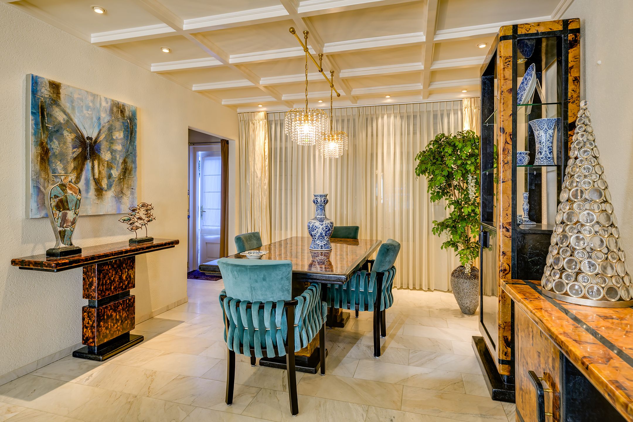 Characterful 1930s Semi-Detached Home with Versatile Annex Building Near the Harbor — 24