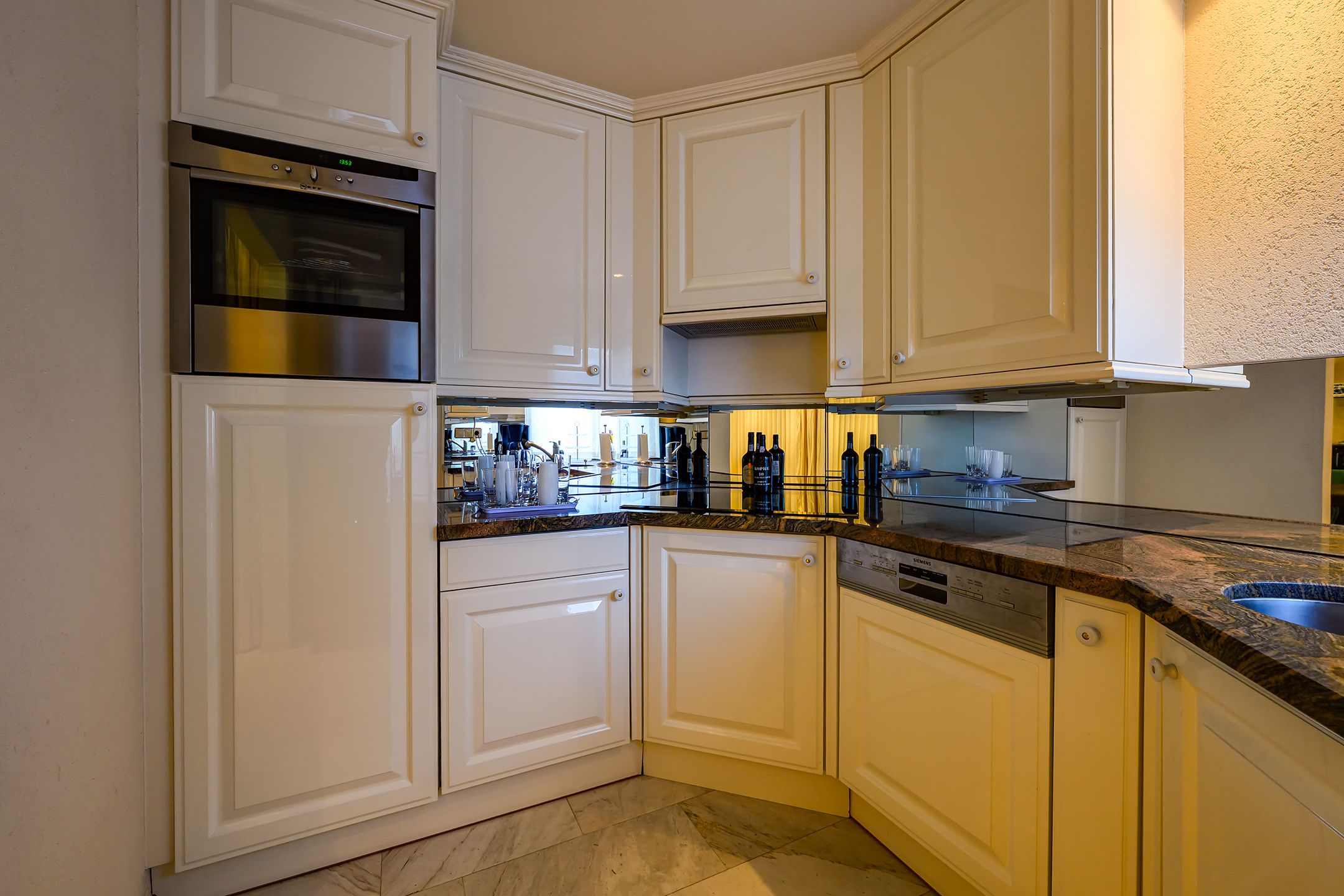 Characterful 1930s Semi-Detached Home with Versatile Annex Building Near the Harbor — 27