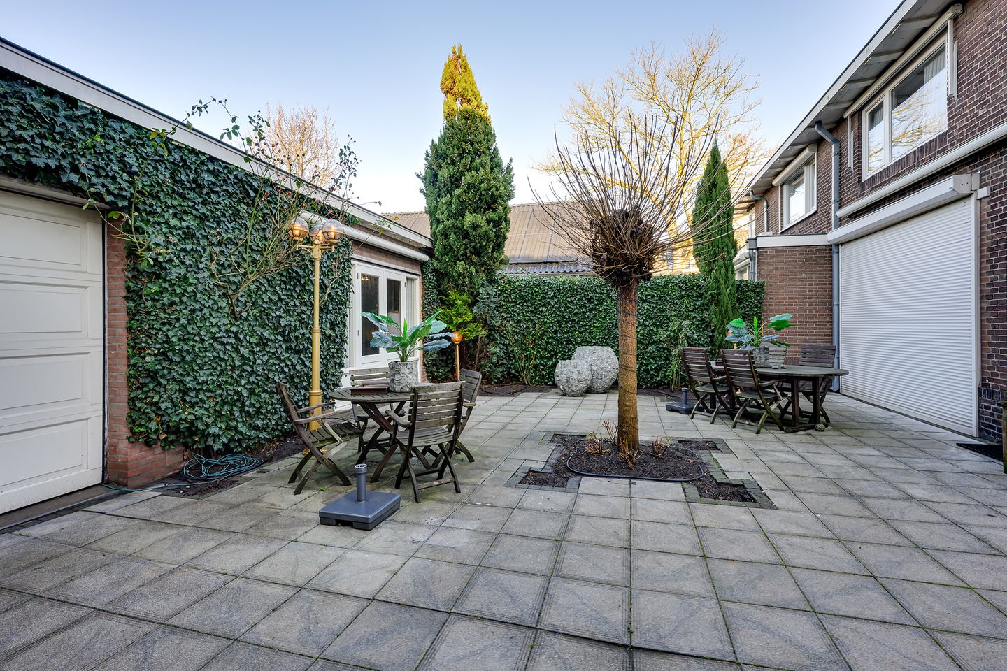Characterful 1930s Semi-Detached Home with Versatile Annex Building Near the Harbor — 29