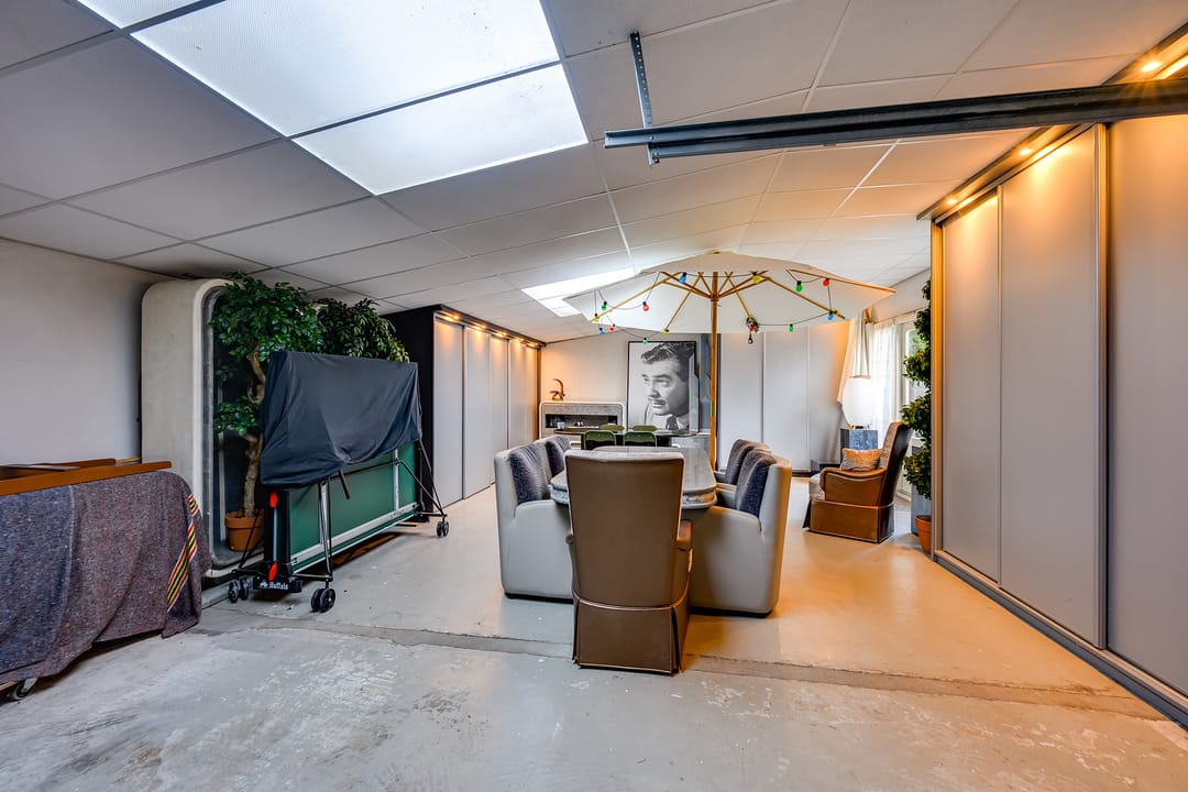Characterful 1930s Semi-Detached Home with Versatile Annex Building Near the Harbor — 31