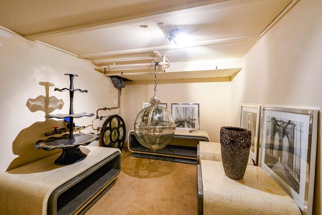 Characterful 1930s Semi-Detached Home with Versatile Annex Building Near the Harbor — 32