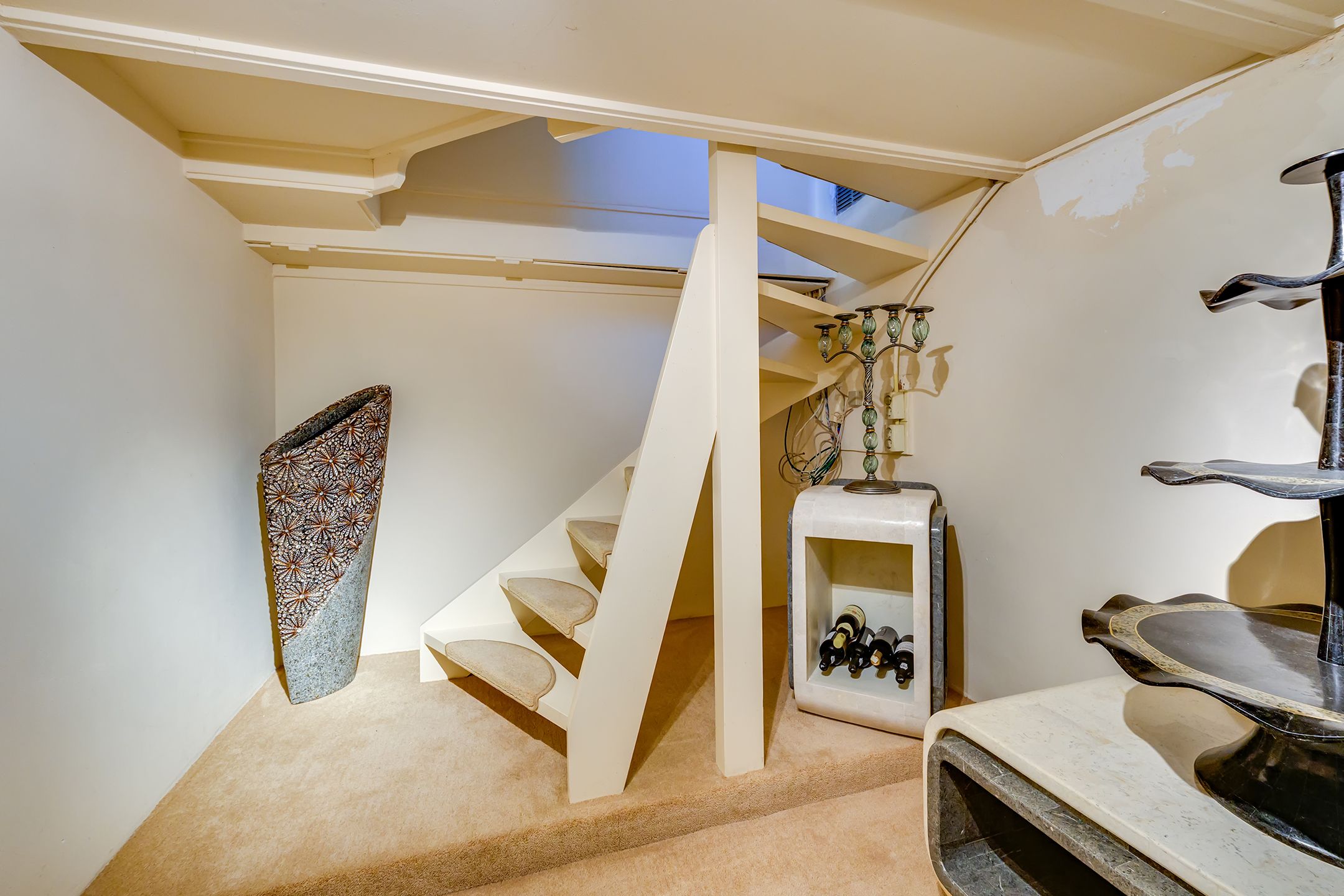 Characterful 1930s Semi-Detached Home with Versatile Annex Building Near the Harbor — 33