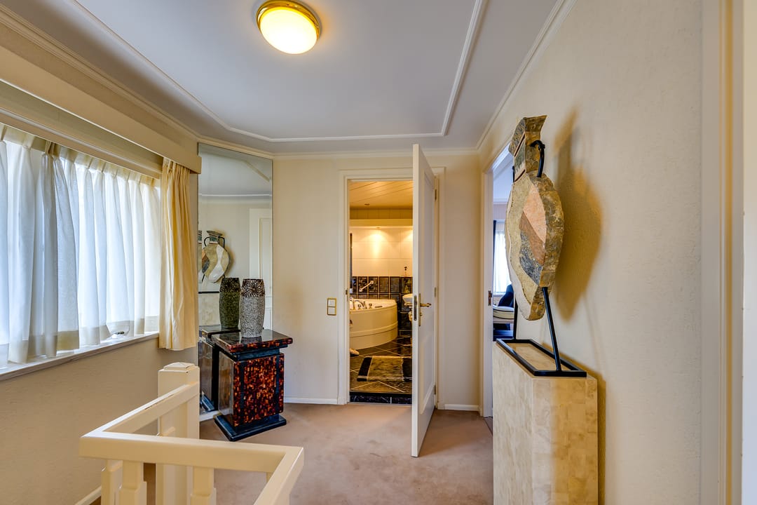 Characterful 1930s Semi-Detached Home with Versatile Annex Building Near the Harbor — 35