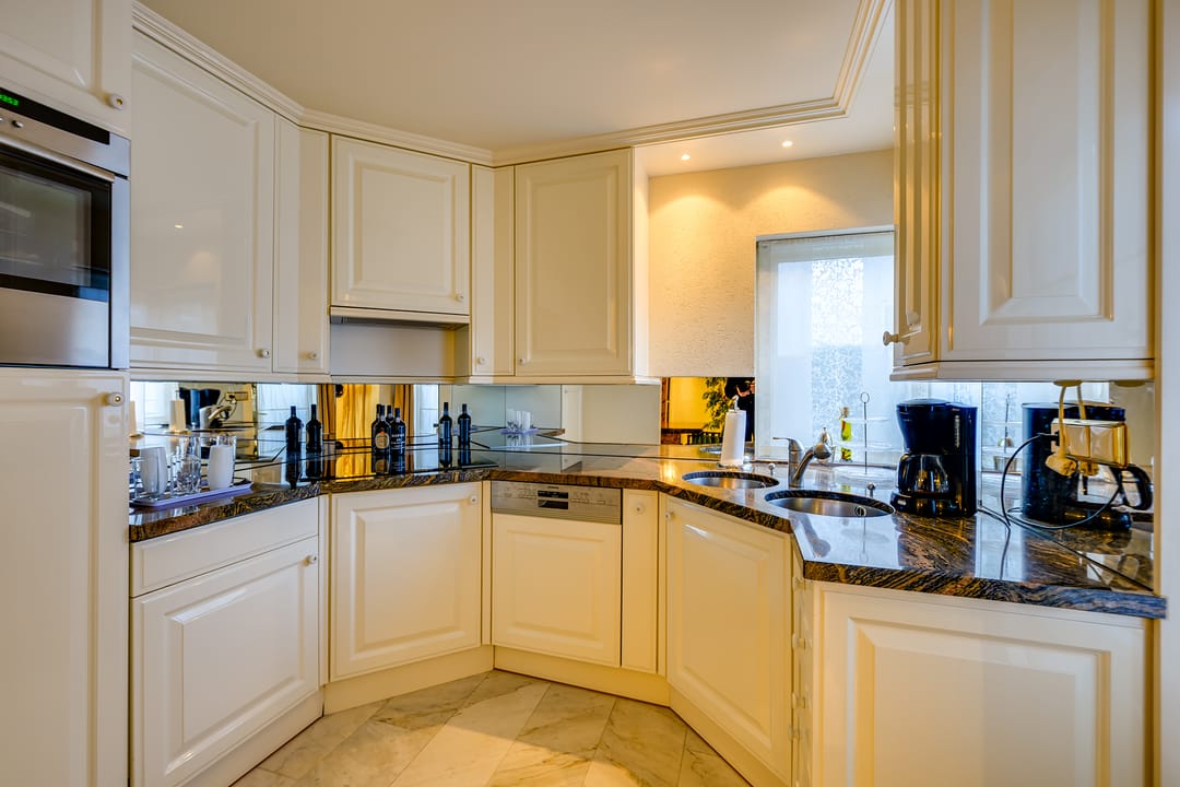 Characterful 1930s Semi-Detached Home with Versatile Annex Building Near the Harbor — 26