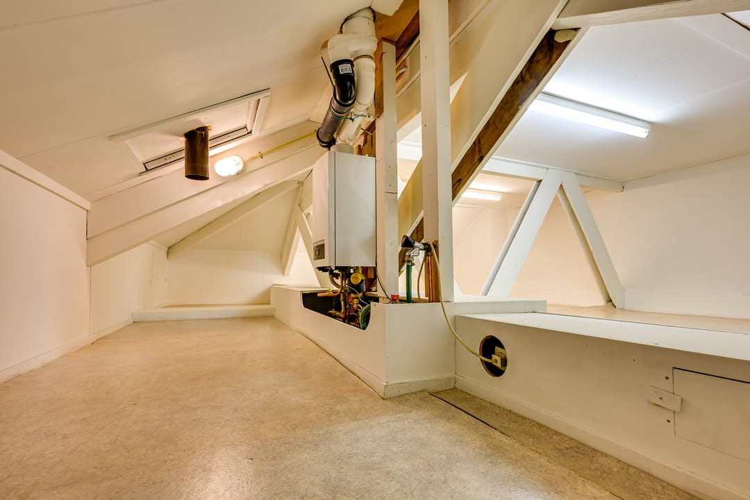 Characterful 1930s Semi-Detached Home with Versatile Annex Building Near the Harbor — 46