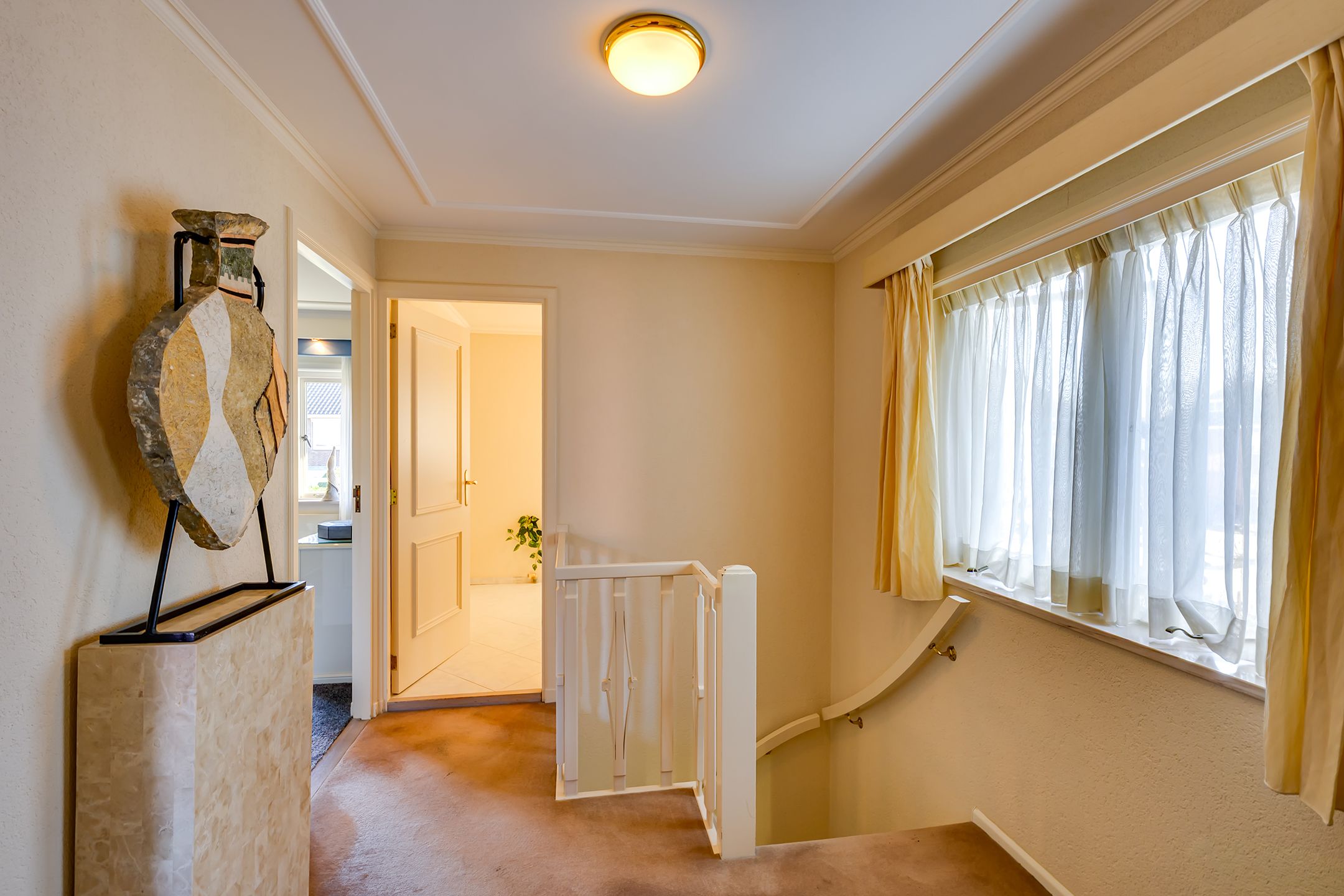 Characterful 1930s Semi-Detached Home with Versatile Annex Building Near the Harbor — 36