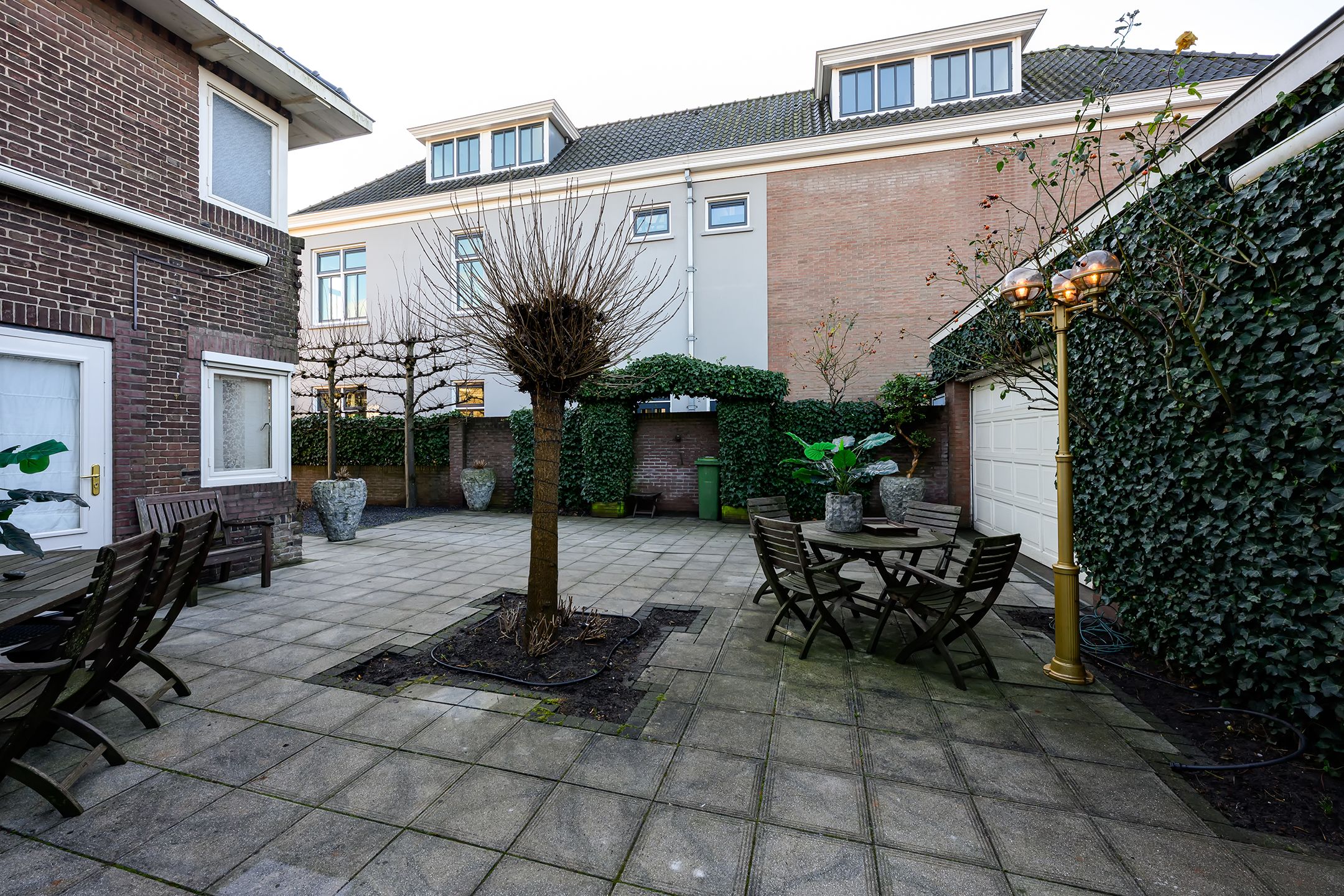Characterful 1930s Semi-Detached Home with Versatile Annex Building Near the Harbor — 30