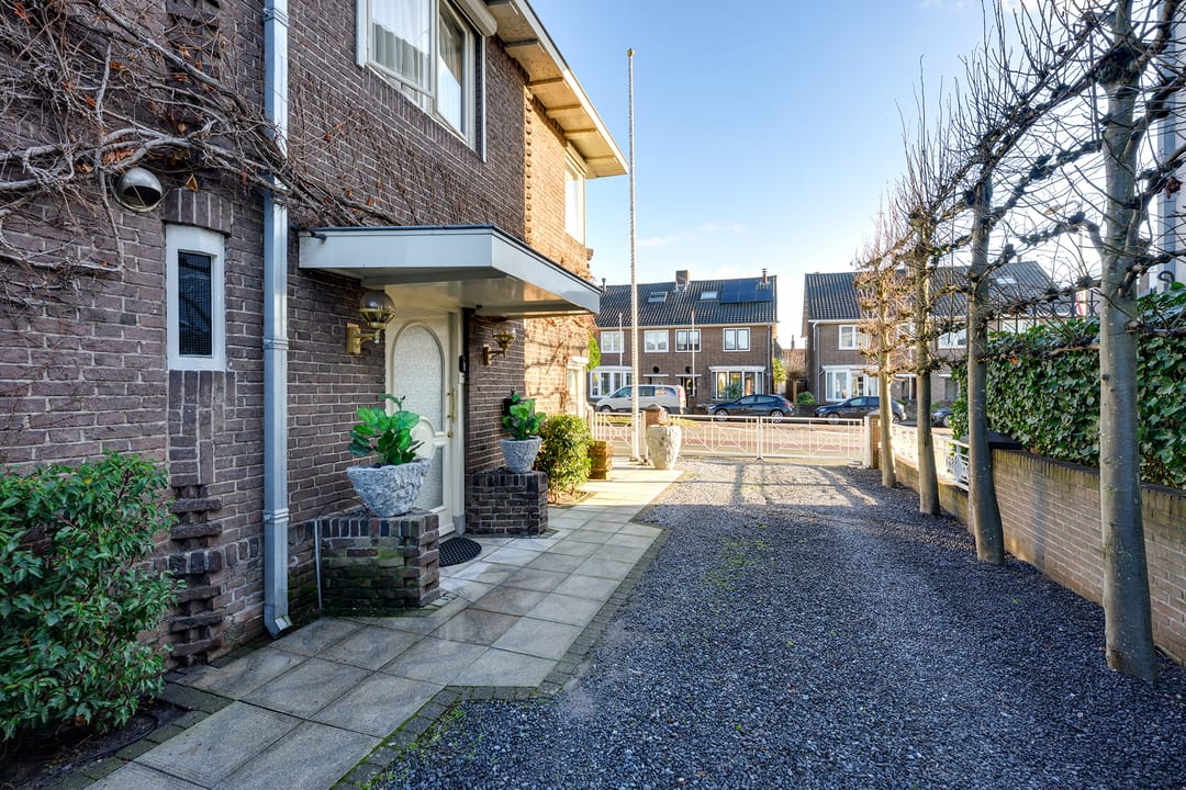 Characterful 1930s Semi-Detached Home with Versatile Annex Building Near the Harbor — 16