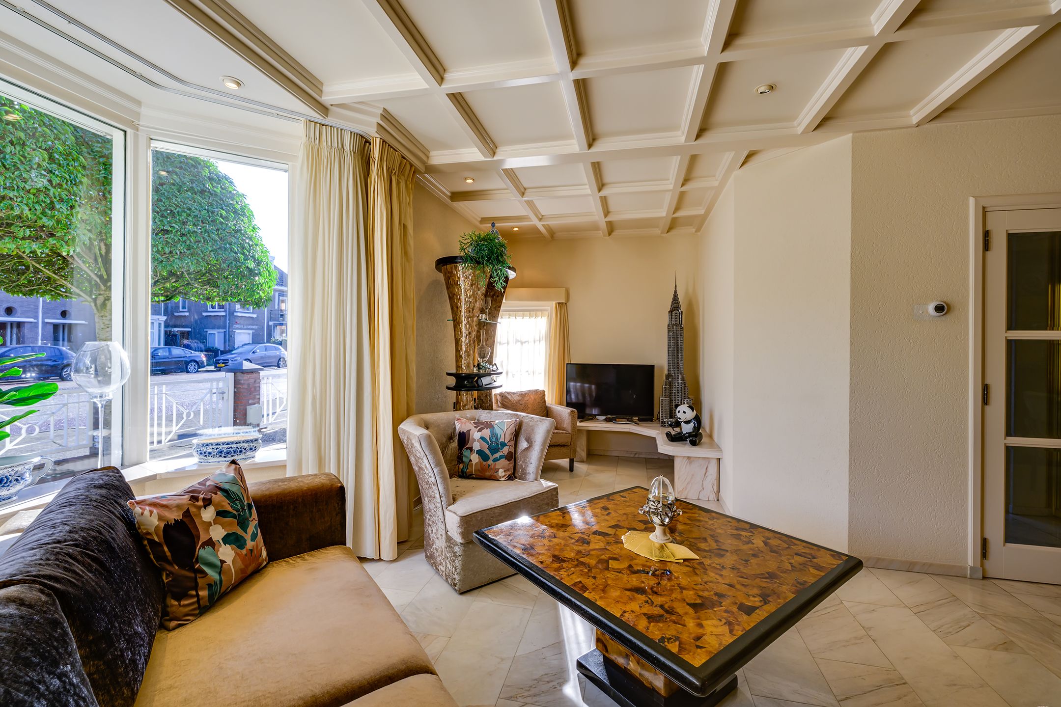 Characterful 1930s Semi-Detached Home with Versatile Annex Building Near the Harbor — 21