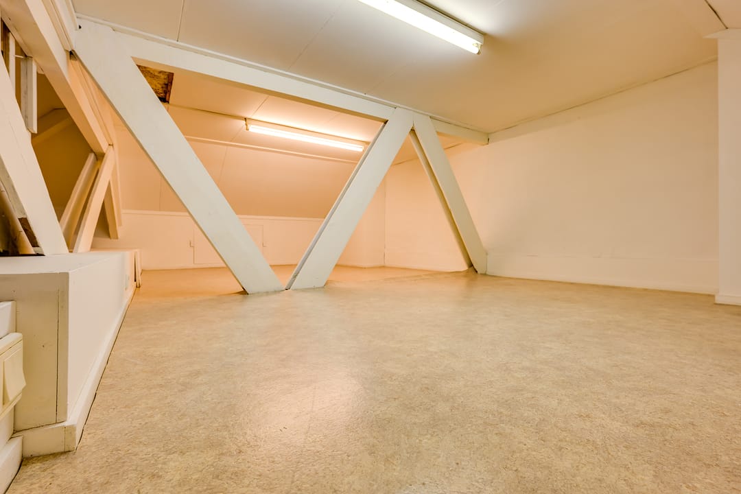 Characterful 1930s Semi-Detached Home with Versatile Annex Building Near the Harbor — 47