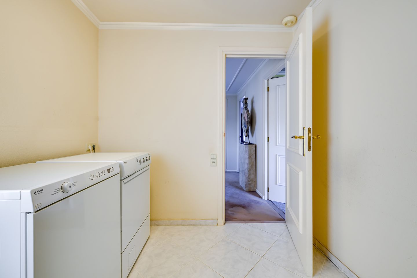 Characterful 1930s Semi-Detached Home with Versatile Annex Building Near the Harbor — 43