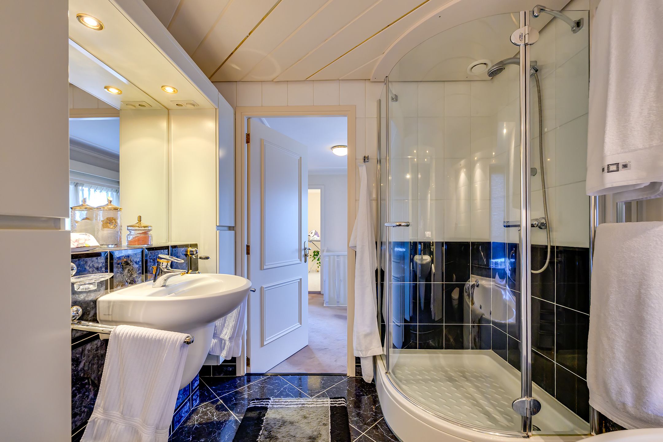 Characterful 1930s Semi-Detached Home with Versatile Annex Building Near the Harbor — 45