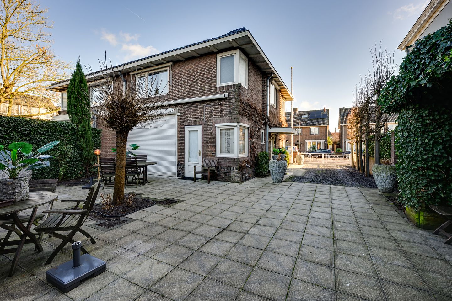 Characterful 1930s Semi-Detached Home with Versatile Annex Building Near the Harbor — 28