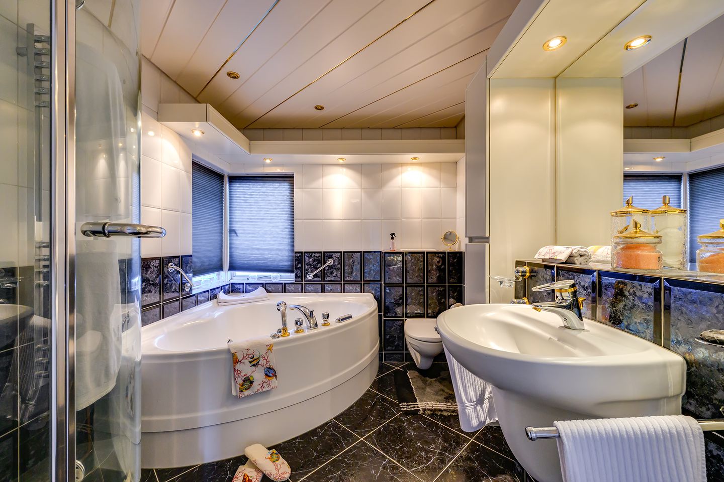 Characterful 1930s Semi-Detached Home with Versatile Annex Building Near the Harbor — 44