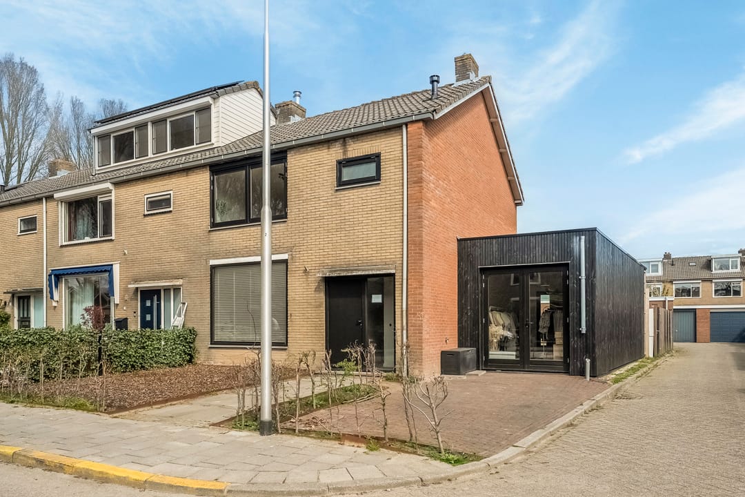 Spacious Renovated Corner House with Extensions in Nieuw-Beijerland — 30