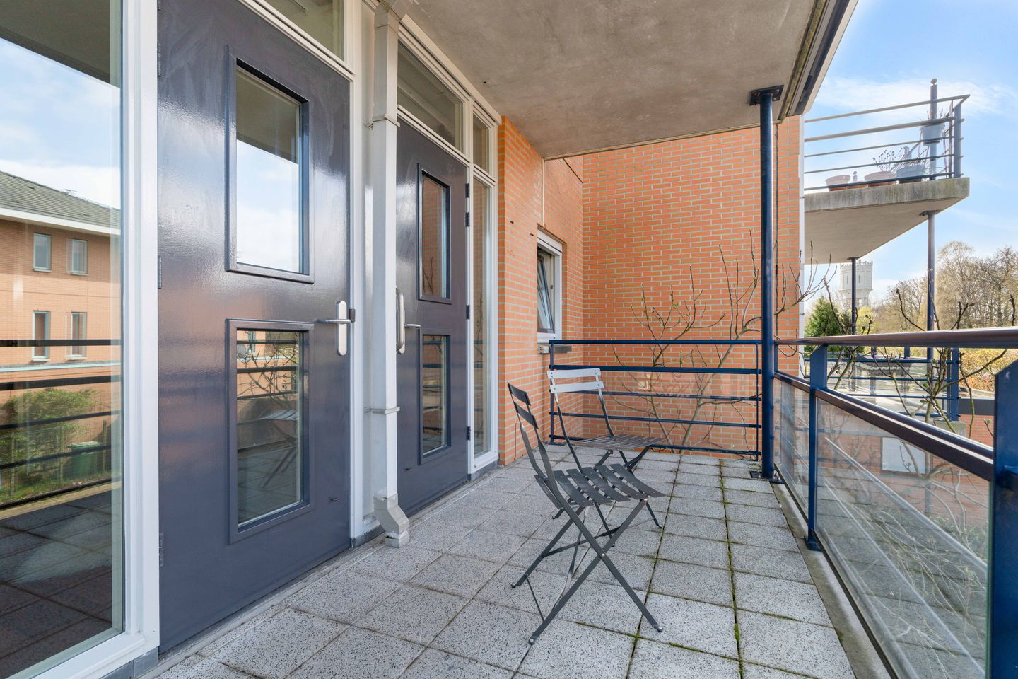 Spacious Waterfront Apartment with Free View and Private Parking — 20