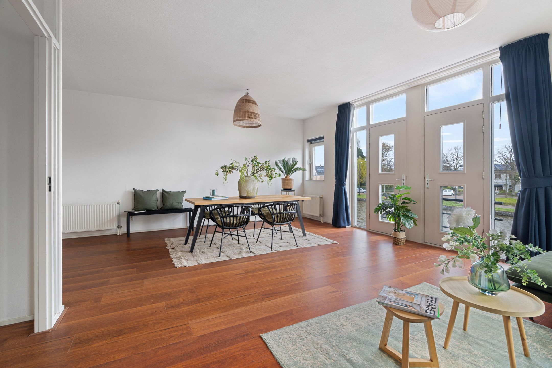 Spacious Waterfront Apartment with Free View and Private Parking — 21