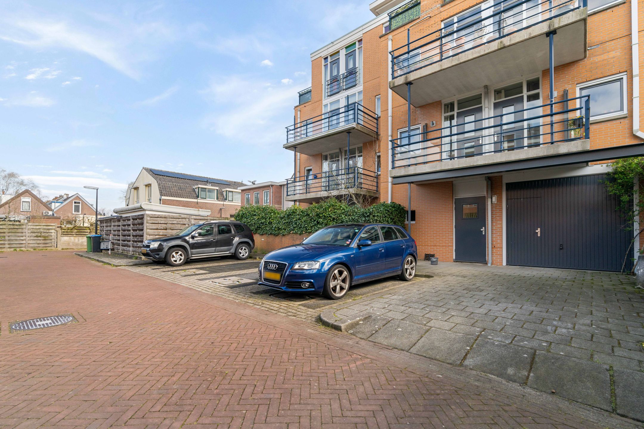 Spacious Waterfront Apartment with Free View and Private Parking — 22
