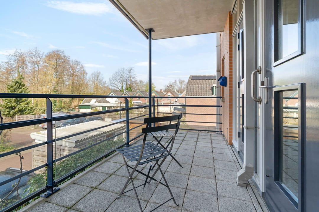 Spacious Waterfront Apartment with Free View and Private Parking — 17