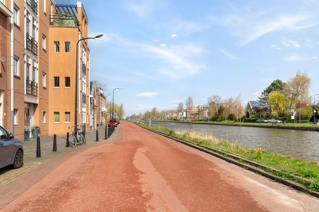 Spacious Waterfront Apartment with Free View and Private Parking — 24
